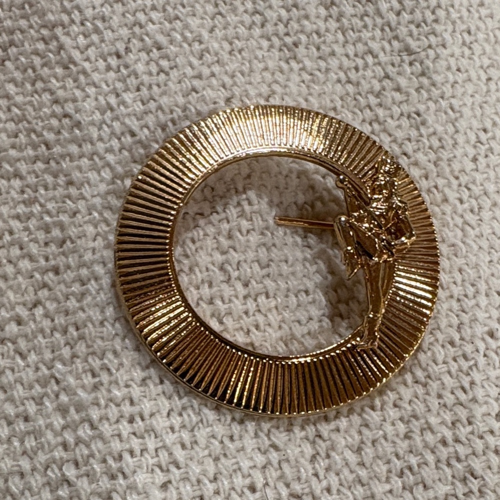 Vintage Band Majorette Lapel or Scarf Pin Textured Round Gold Medallion Brooch - Picture 2 of 11